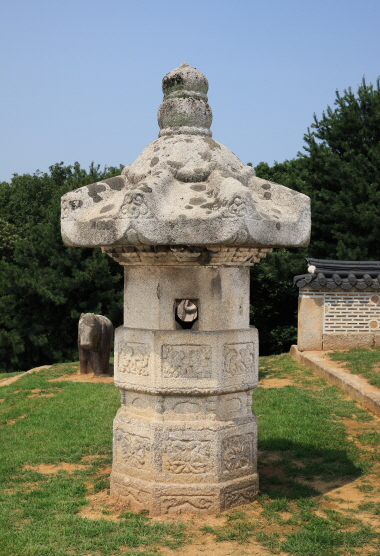 선조 목릉의 장명등